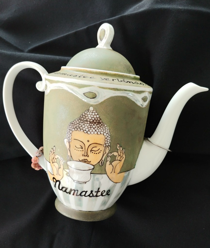 Namastee
"Der Namastee verbindet dich mit deinem inneren Gott" (O Namastee conecta você com o seu Deus interior).
Bule de porcelana
2021